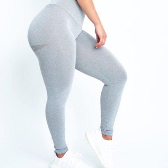 Light grey scrunch butt leggings - Picture 2 of 3